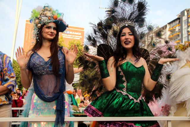 Adana’da renkli karnaval. 1 milyondan fazla kişi katıldı