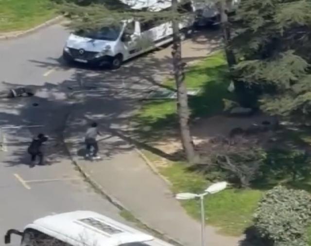 İstanbul İsrail Konsolosluğu önünde çatışma: Saldırganların etkisiz hale getirildiği anlar kamerada