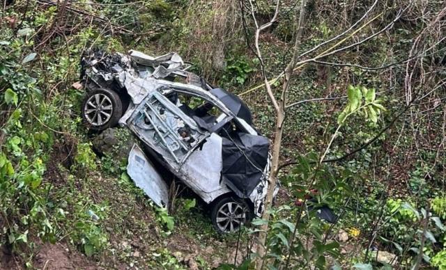 Yamaçtan yuvarlanan otomobilde öğretmen ve babası hayatını kaybetti