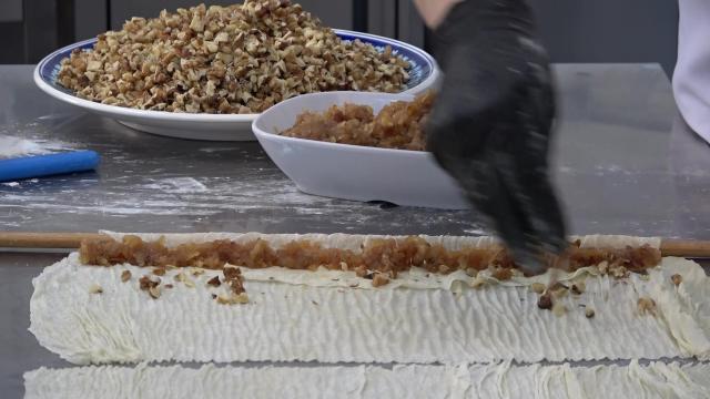Fıstık yerine elma koydular. Bu baklava başka