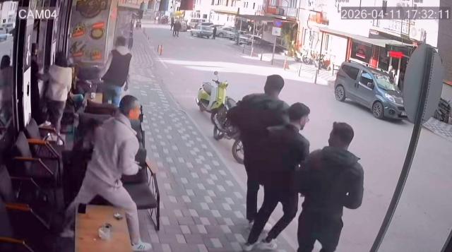 Simav’da 4.8 büyüklüğünde deprem anı kamerada