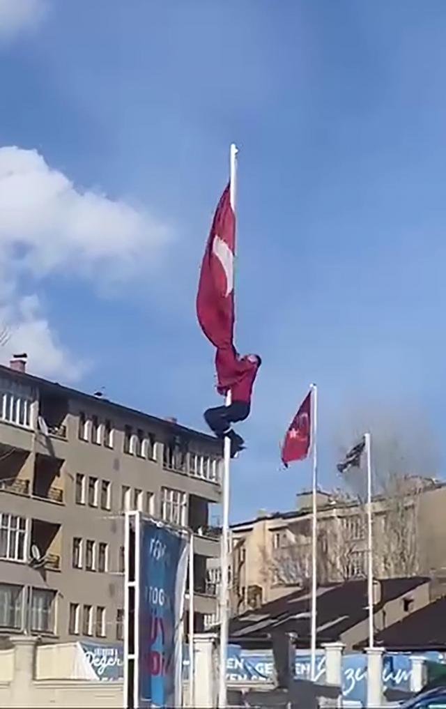 Bayrağı düzeltmek için 15 metrelik direğe tırmandı