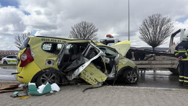 Taksi ile otomobil çarpıştı, 4'ü futbolcu 6 kişi yaralandı