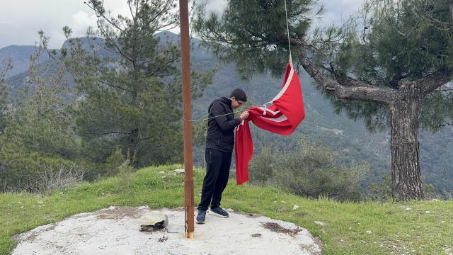 Yıpranan Türk bayrağını fark etti. Mehmet Efe yaptığı hareketle takdir topladı