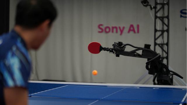 Yapay zeka raket tuttu. Masa tenisi robotu profesyonelleri yendi