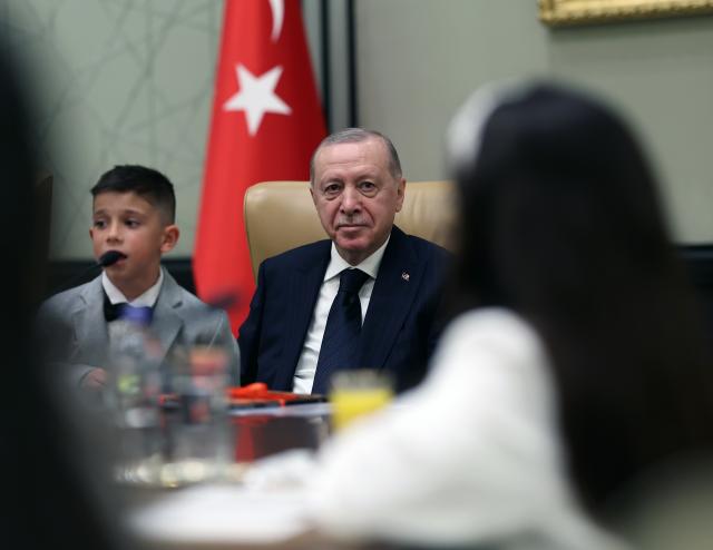 Cumhurbaşkanı Erdoğan çocuklarla buluştu
