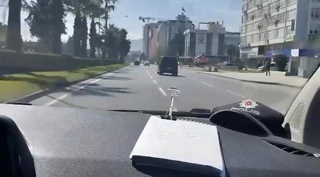 Zamanla yarışan polis kimliğini kaybeden öğrenciyi sınava yetiştirdi
