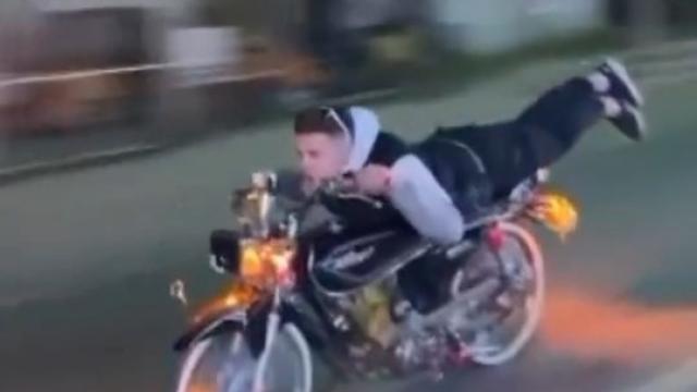 Şov uğruna canını hiçe saydı, trafiği tehlikeye düşürdü