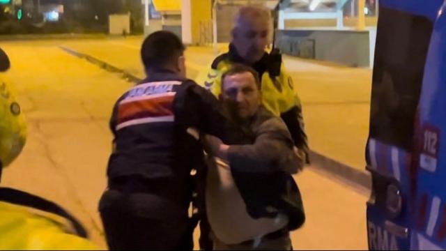 Alkollü yakalandı polise hakaret etti. 