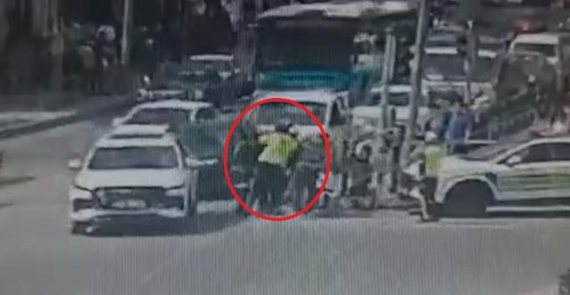 Motokurye, polislerin ‘heimlich’ manevrası ile hayata tutundu