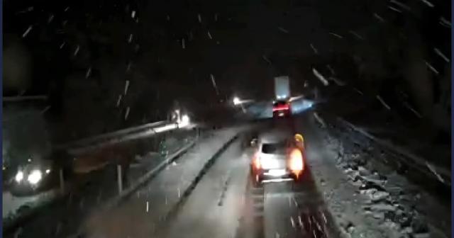 Mayısta kar yolları kapattı, 3 ilçede okullar tatil edildi