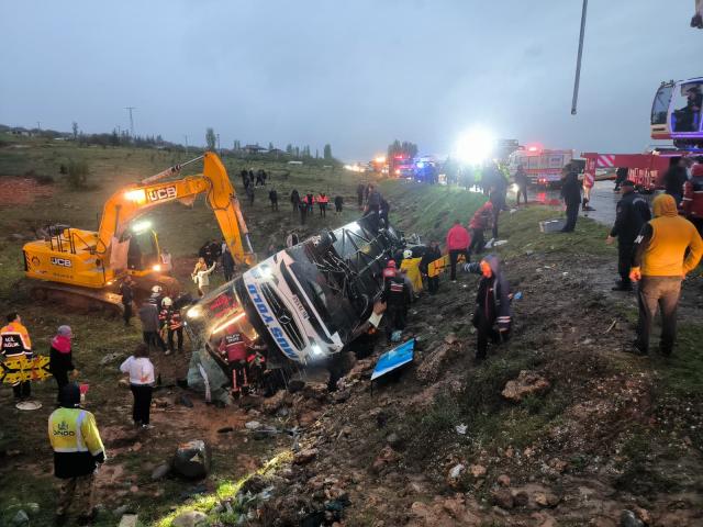 Malatya'da yolcu otobüsü şarampole devrildi. 3 kişi öldü, 22 kişi yaralandı
