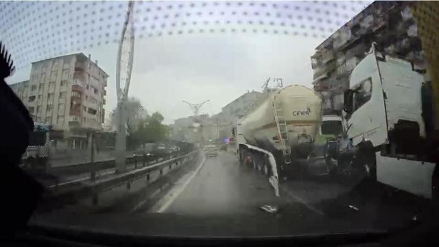 Korkunç zincirleme kaza: Otomobil, TIR ile tanker arasına sıkıştı