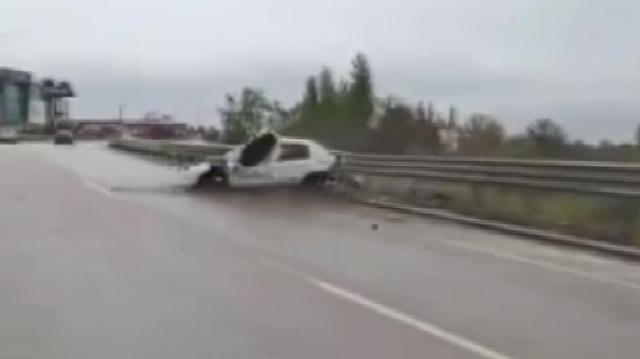 İkinci kazayı önlemeye çalıştı ama başarısız oldu. Otomobil böyle kontrolden çıktı