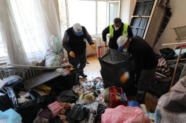 Ekipler çilingirle girdi, evden tam 5 kamyon çöp çıktı 