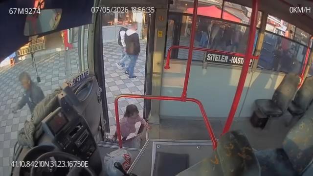 Şoför ağlayınca fark etti. 2 yaşındaki çocuk emekleyerek halk otobüsüne bindi