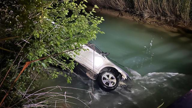 Kanala devrilen otomobildekilere yardım için suya atladı, hayatını kaybetti