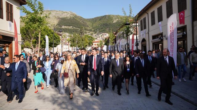 Bakan Kurum, yabancı konuklara Hatay'ı gezdirdi. 
