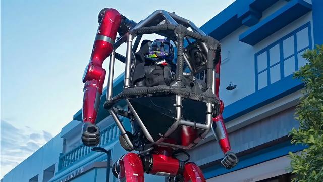 Çinli şirket dev robotu tanıttı: Hem iş makinesi hem de sivil araç