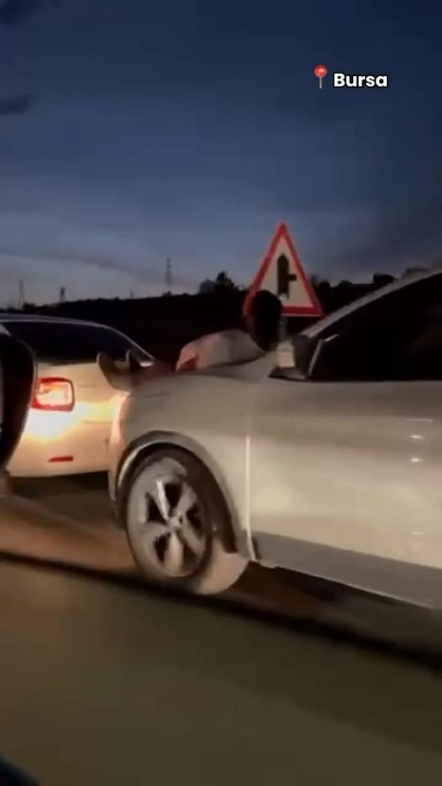 Halat bulamayınca iki aracın arasına insan koydular