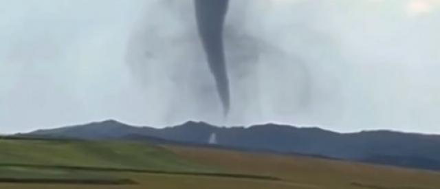 Çorum'da hortum yıktı geçti