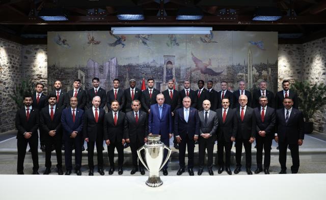 Cumhurbaşkanı Erdoğan, Süper Lig şampiyonu Galatasaray’ı kabul etti