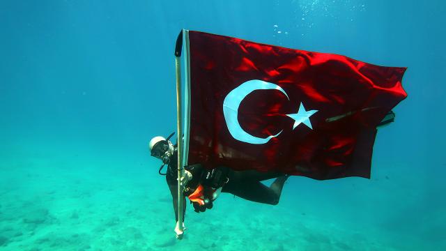 Deniz altında Türk bayrağı açtılar 