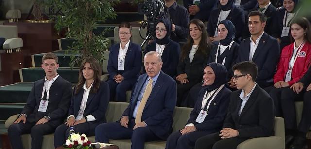 Cumhurbaşkanı Erdoğan, Beştepe'de gençlerle buluştu