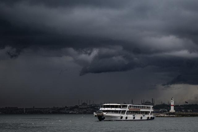 İstanbul'un iki noktasında önümüzdeki üç saate dikkat: Yıldırım, dolu ve su baskını tehlikesi var