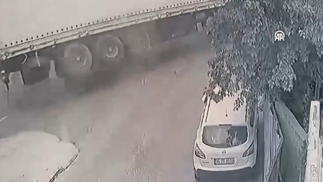 Korkunç kaza: Başakşehir'de devrilen tır 2 araca çarptı