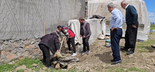 3 metrelik yılan mahalleyi korkuttu. Belediye ekipleri müdahale etti