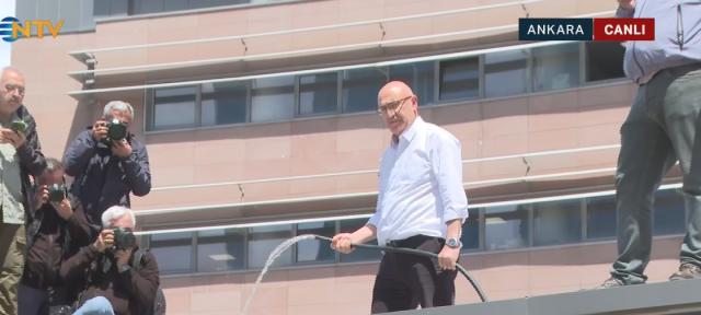 CHP'li Mahmut Tanal, elinde hortumla güvenlik kulübesine çıktı