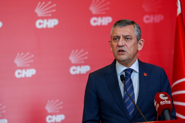 CHP Genel Merkezi'nde tahliye gerginliği. Özgür Özel: Geri almak üzere çıkıyoruz