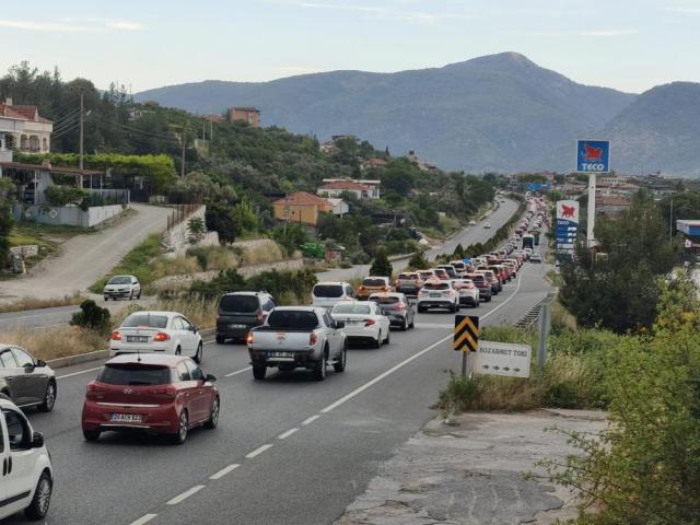 Tatilci akını devam ediyor: 22 kilometre araç kuyruğu oluştu