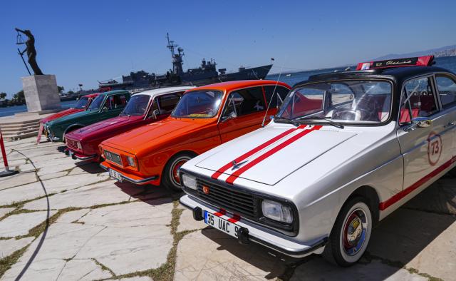 Anadol tutkunları İzmir'de buluştu. 45 araç sergilendi