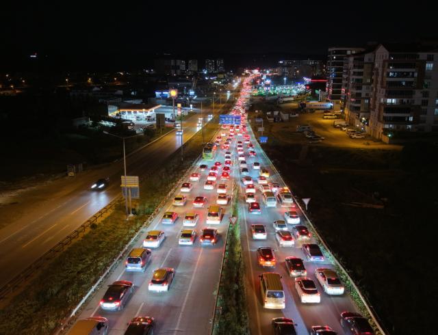Tatilciler dönüş yolunda. Trafik kilometrelerce uzadı