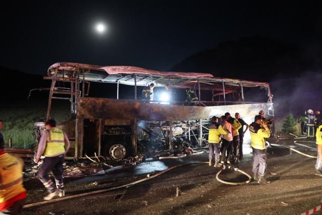 Bariyere çarpıp yanan otobüste 3 ölü, 20 yaralı