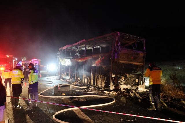 Denizli'de facia. Bariyere çarpıp yanan otobüste biri bebek 8 ölü, 33 yaralı