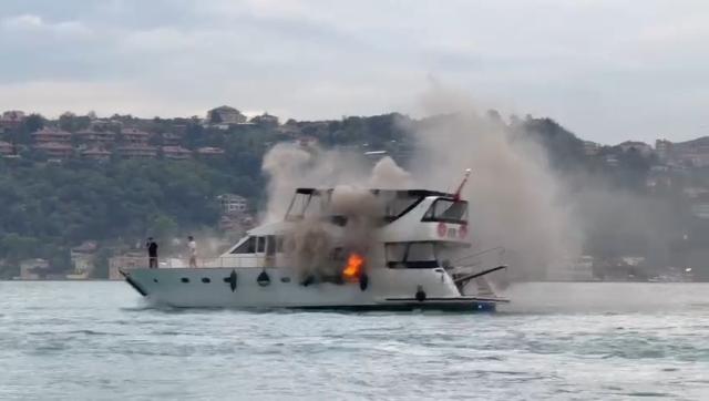 Bebek sahilinde tur teknesinde yangın