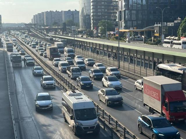 Tatil sonrası ilk sabah: İstanbul'da trafik dur kalk şeklinde ilerliyor