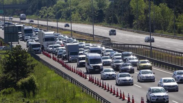 TEM Otoyolu'nu kullanacaklar dikkat! Yol çalışması başladı, İstanbul yönü trafiğe kapatıldı