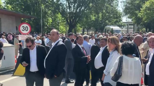 CHP'de salı gerilimi. Meclis önünde arbede