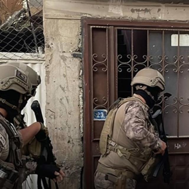 DAEŞ’e para aktaran 8 kişi yakalandı.