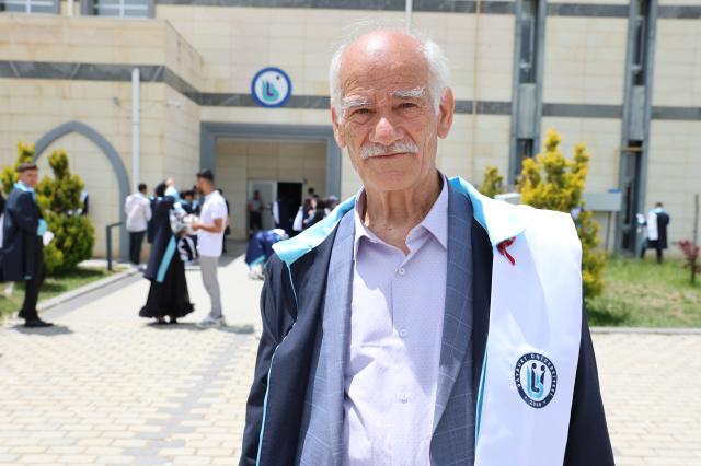 Hayalini kurduğu bölümden 75 yaşında mezun oldu