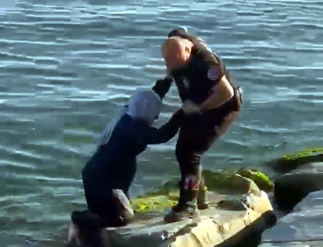Polislerin dikkati faciayı önledi: Denize düşen kadın kurtarıldı