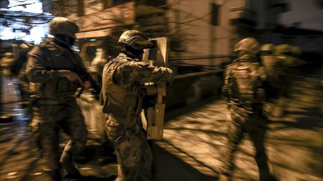 Cumhuriyet tarihinin en büyük uyuşturucu operasyonu. 6 ilde uyuşturucu satıcılarına darbe