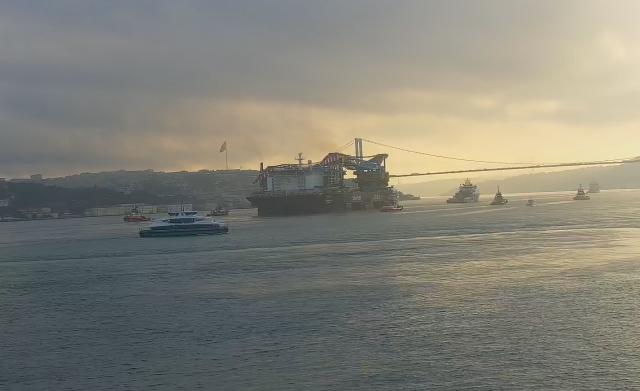 Dev vinç gemisi İstanbul Boğazı'ndan geçiyor. Boğaz gemi trafiğine kapatıldı