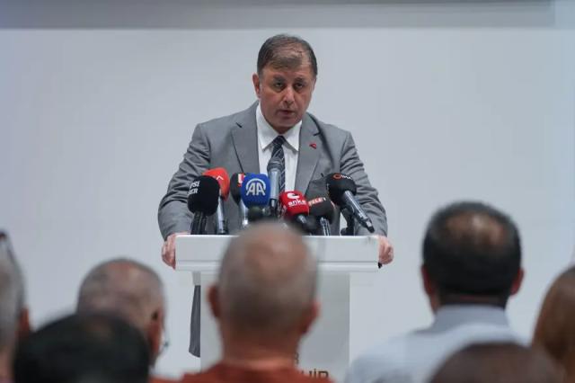 İzmir Büyükşehir Belediye Başkanı Cemil Tugay, CHP'den istifa etti