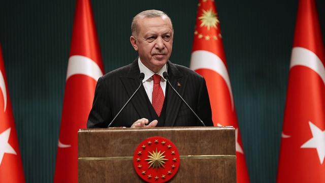 Cumhurbaşkanı Erdoğan ve eşi Emine Erdoğan, YKS'ye girecek öğrencilere başarılar diledi