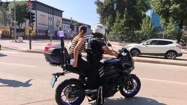 Kimliğini evde unutan adayı, motosikletli trafik polisi yetiştirdi